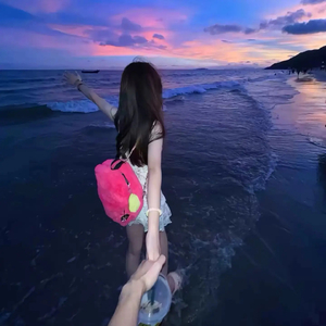 美女脱光衣服让他捅
