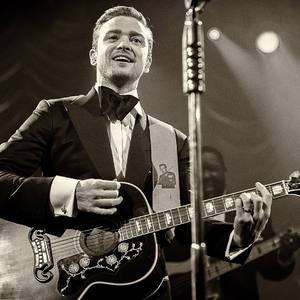 毛片AA片公交车上漂亮胸大
